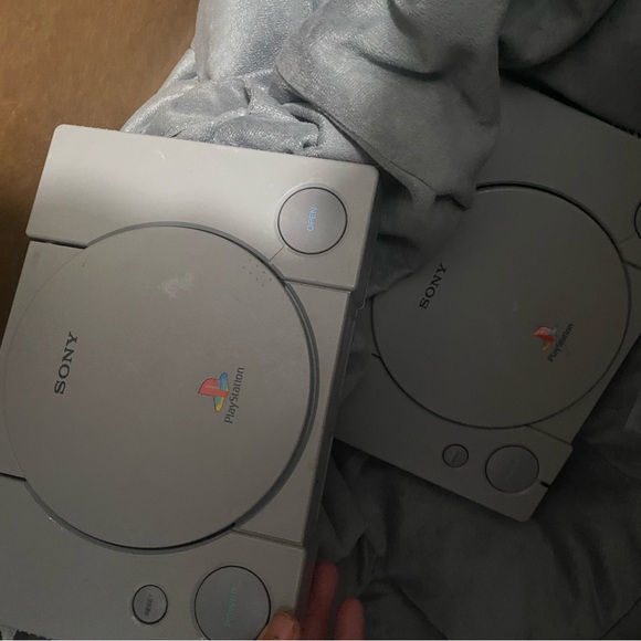 PlayStation 1 counsel with controllers and and game - Picture 4 of 5